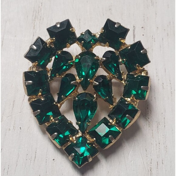 Estate Jewelry - Vintage Emerald Green Rhinestone Heart Prong Set Gold Tone Brooch
